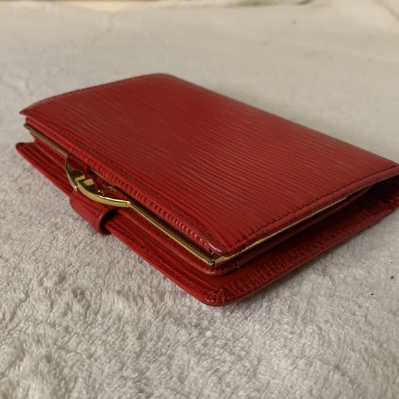 Authentic Louis Vuitton red epi kisslock wallet with gold hardware - Picture 4 of 12